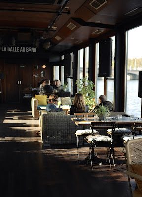 Péniche au bord de la Seine face au Louvre