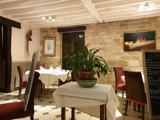 Restaurant de cuisine française traditionnelle et conviviale. Spécialité de gibiers et champignons par le Chef Jean-Luc Brillet.