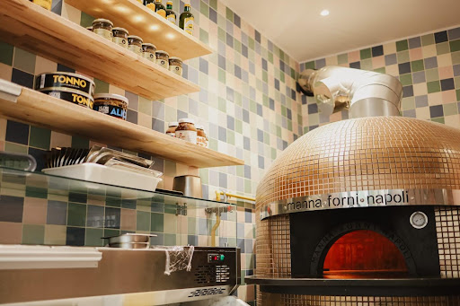 Pizzeria artisanale contemporaine au four napolitain. Sur place