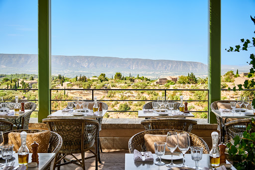 Réservez votre table pour un déjeuner ou un diner avec vue sur la vallée du Luberon depuis votre restaurant Clover Gordes par Jean-François Piège à La Bastide.