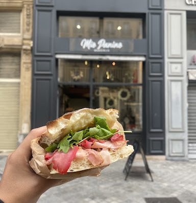 Découvrez le goût authentique de la Focaccia dans notre restaurant traditionnel. Nous utilisons des ingrédients frais et de qualité supérieure pour créer des focaccias moelleuses et croustillantes avec nos toppings savoureux. Profitez d'un…