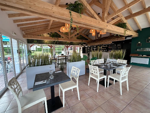 Le bar restaurant du camping Biper Gorri vous accueille de 8 heures à 23 heures pour des soirées entres amis ou en famille.