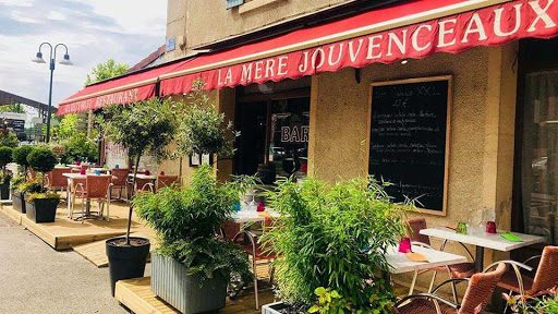 Prenez une pause et passez prendre votre déjeuner ou diner chez la Mère Jouvenceaux à Louhans. Le chef vous accueille dans une ambiance chaleureuse et conviviale pour vous proposer un menu savoureux.