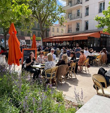 Notre restaurant/brasserie est situé en plein cœur de Montrouge en face du Beffroi. Chez nous