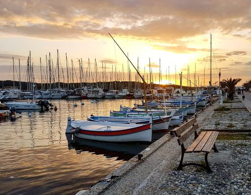 Le restaurant Tom CARIANO et l'hôtel de la Mer sont situés en face des îles d'or