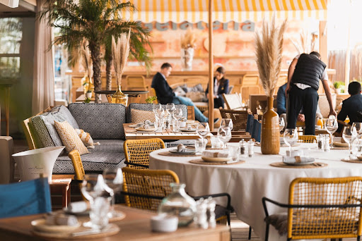 La plage du Festival est une plage privée à Cannes avec restaurant de plage méditerranéen et Gelateria sur la Croisette.