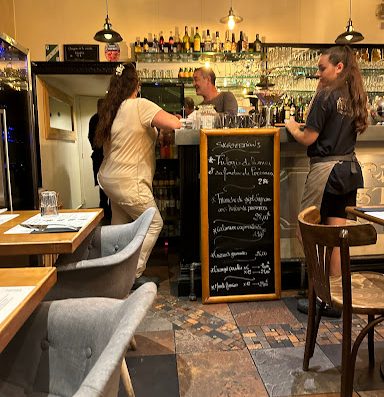 Réservez votre table au Restaurant Le Bistrot à Juan-les-Pins et découvrez la cuisine française traditionnelle dans un magnifique patio verdoyant. Profitez d'une atmosphère conviviale et chaleureuse.