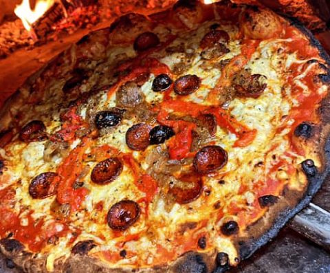 La Trattoria – Venez déguster les bonnes pizzas cuites au feu de bois dans notre pizzeria familiale dans le département des Bouches-du-Rhône.