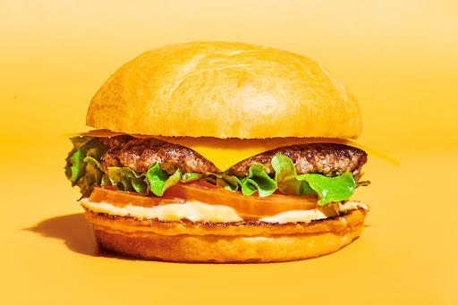 Des Burgers cuisinés minute avec des produits frais et fait maison. Bun artisanal - Frites Fraiches découpés dans notre factory - Votre restaurant à Burger.