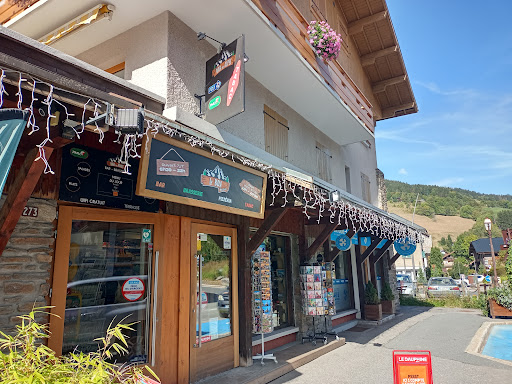 Le Bar des Alpes est une brasserie qui vous reçoit pour vous restaurer dans un lieu convivial avec des formules économiques pour un déjeuner savoureux.