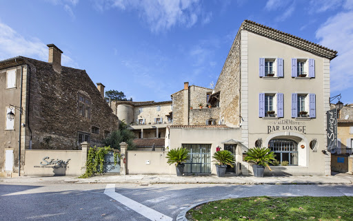 Explorez la Drôme Provençale depuis l'Hôtel de Charme L'Instant Sévigné à Grignan. Hébergement moderne dans un édifice historique du XVIème siècle.