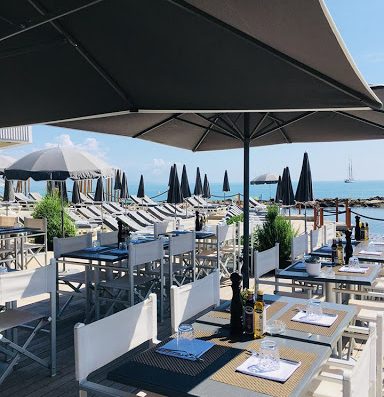 Location de matelas et de transats sur la plage privée du Royal Hotel à Antibes en bord de mer. Profitez du soleil pour bronzer.