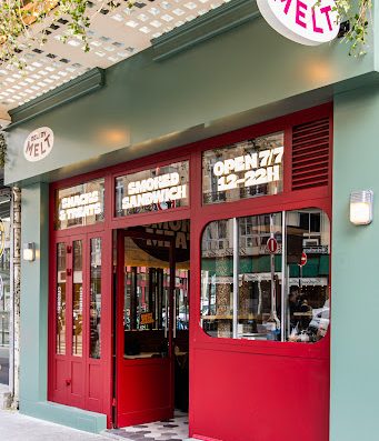 Venez découvrir le véritable barbecue Texan en plein de cœur de Paris - Une cuisine généreuse - Une ambiance familiale - Un service chaleureux.