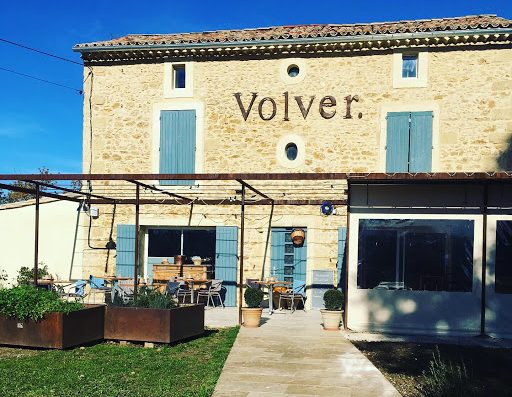 Situé à 5 minutes d’Uzès dans un vieux mas de campagne