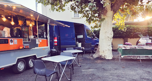 Retrouvez notre Food Truck unique dans la région de l'Aude et des Pyrénées avec ses Flammekueche alsaciens savoureux