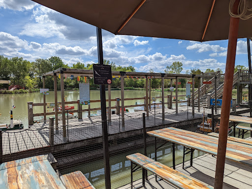 Profitez de notre terrasse ombragée au bord du lac pour déguster boissons