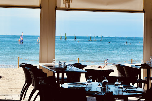 Le restaurant de plage Ipanéma vous fait profiter d'une vue panoramique sur la magnifique baie de La Baule.