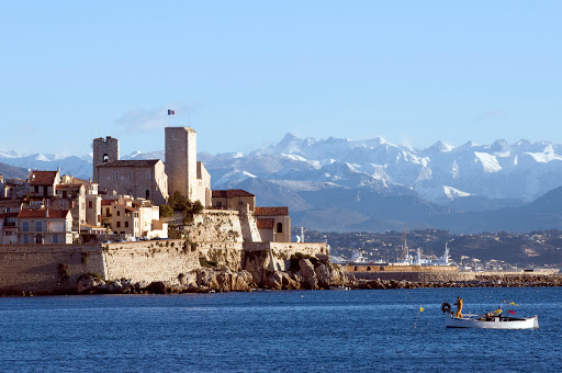 Hôtel 4* bord de mer à Antibes - Parking offert du 04/10 au 31/03 - Accès gratuit & illimité au ROYAL SPA - Restaurant CAFE ROYAL avec terrasse vue mer