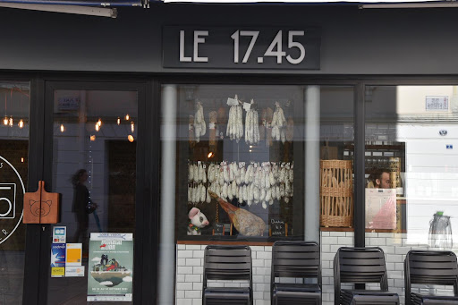 Le 17.45 c'est le premier restaurant 100% spécialiste des planches de fromage et de charcuterie. C'est le temple de l'apéro présent à Paris