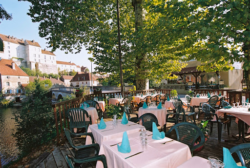 Séjournez dans l'un des 100 Plus Beaux Villages de France en Bourgogne Franche-Comté ! Vous aurez accès au restaurant de l'établissement et pourrez séjourner dans l'un de nos hébergements.