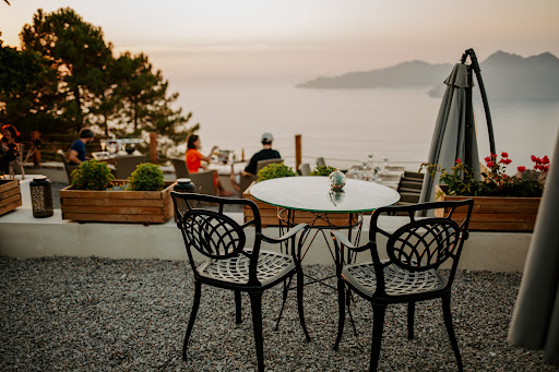 Le Joséphine en Corse-du-Sud – Découvrez notre restaurant et sa vue exceptionnelle sur les calanques de Piana et du Capo Rosso.