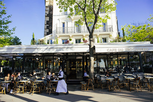 Plats de brasserie typiques et marché du jour servis en salle ou en terrasse avec vue sur la Tour Eiffel.