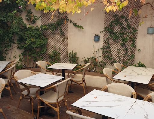 Côté Jardin vous ouvre ses portes et vous propose des spécialités et des plats faits maison dans les Bouches-du-Rhône.