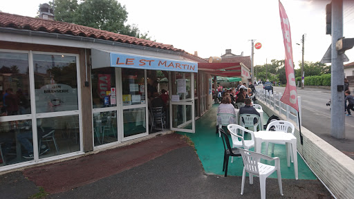 Venez réserver votre table dans notre restaurant Le St Martin en  Charente et profitez des restaurations traditionnelles et des soirées à thèmes. Notre équipe vous accueille du lundi au vendredi.