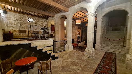 La Maison des chimères est un Bar à vin Restaurant situé au sein d'un château au coeur du village de Mazan (Vaucluse).