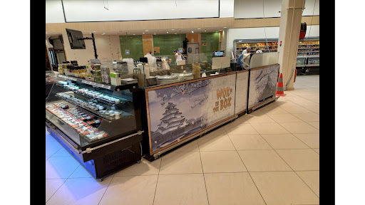 Concept de kiosque clé en main intégré à la grande distribution. Nous fabriquons les sushis devant nos clients avec des produits frais & de qualité.