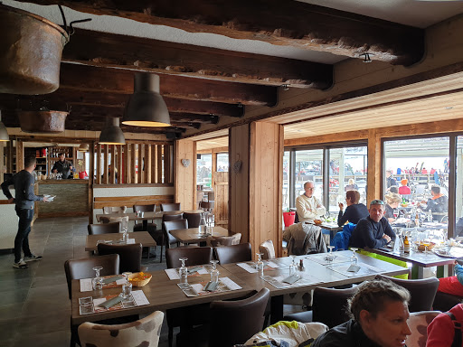 Les Marmottes en Savoie – Dégustez des plats savoureux dans une ambiance chaleureuse ! Réservez votre table.