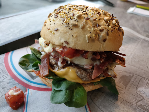 Votre Bus Food Truck à Saint-Hilaire-le-Vouhis et ses alentours. Sur Place ou à Emporter. Location de Food Truck pour Mariage et Événements.