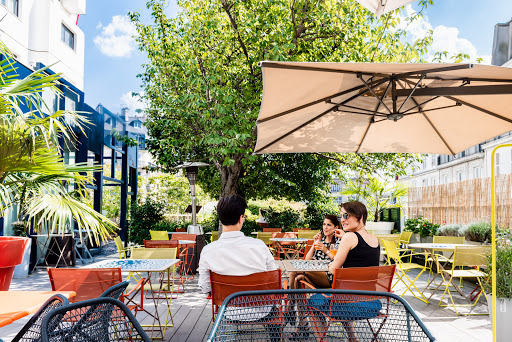 Découvrez le restaurant Speak’Art Bar à Paris : un lieu d’échange en plein air au cœur de Montmartre qui sert cocktails et brunch sur sa terrasse arborée.