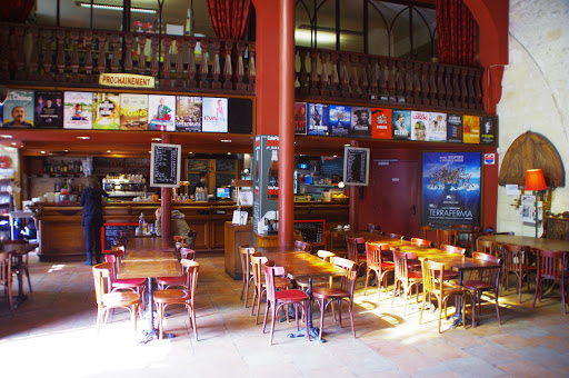 Café-restaurant porté sur le bio au cœur du Bordeaux historique logé dans l'ancienne Église Saint-Siméon