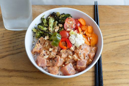 Au Poisson-chat is a poke bowls restaurant in the 10th arrondissement of Paris. We offer authentic recipes