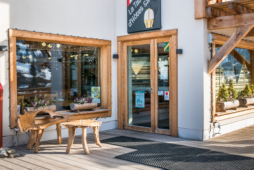 Le restaurant La table d'Hôtes Savoie vous accueille en plein centre du village des Contamines Montjoie. Cuisine savoyarde de nos grands-mères et plats traditionnels de nos montagnes.