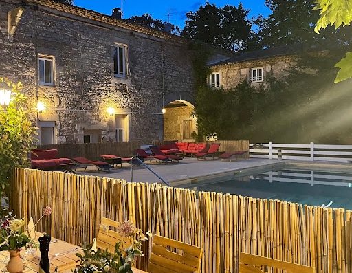 L'hotel Restaurant le Mas de Galoffre à Nimes vous offre le confort : piscine