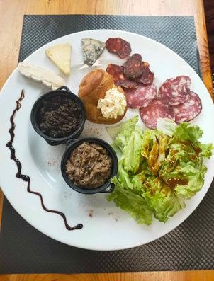 L’Auberge de la Cistre est un restaurant à Freycenet-la-Cuche qui vous propose une cuisine familiale et locale. Note Google de notre établissement : 4