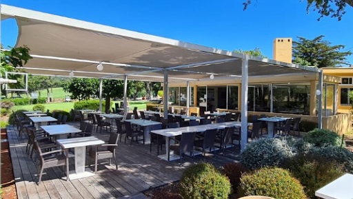 Club House - Restaurant traditionnel - Ouvert à tous à l'année - Golf de Beauvallon - Grimaud Golfe de Saint-Tropez - Terrasse ombragée