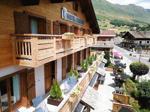 L'Hotel Alpage se situe à 10mn du Grand Bornand face au domaine skiable. Un petit hôtel chalet pour un séjour de qualité