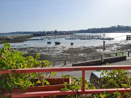 Bienvenue sur le site de l'hotel restaurant du Styvel à Camaret sur Mer. Vue imprenable sur le port.