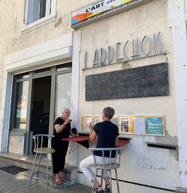 Mangez frais et local au bar-restaurant associatif l'Art des Choix de Chony à Bourg-les-Valence (à côté de la Cartoucherie) du Lundi au Vendredi de 10h à 14h. Ouvertures exceptionnelles sur demande ou événéments privés.