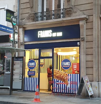 Franks Hot Dog Paris Boétie - Venez découvrir nos Roll Dogs dans notre restaurant Halal. Déguster sur place