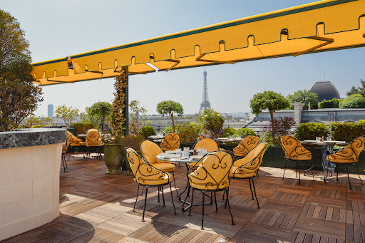 L'hôtel Raphael vous propose l'une des terrasse les plus exceptionnelles de Paris : un rooftop avec un bar et un restaurant au cœur d'un jardin suspendu