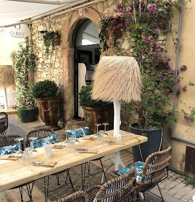 Au coeur du village de Cassis se distingue par sa façade un restaurant élégant