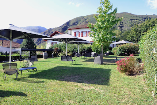 Le Chêne | Hôtel de charme et restaurant dans le village de Itxassou. Cuisine de saison et produits locaux. Chambre tout confort et esprit basque.