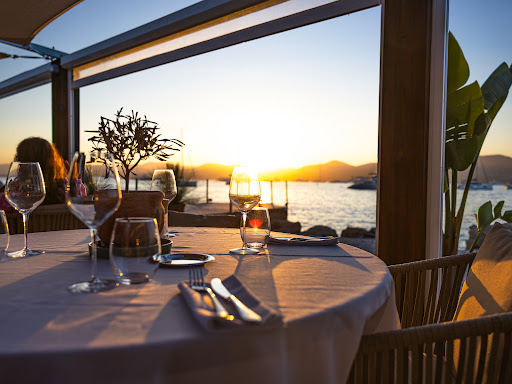 Le restaurant Les Viviers du Pilon est un restaurant à St Tropez qui propose une cuisine gastronomique avec spécialités de la mer : fruits de mer