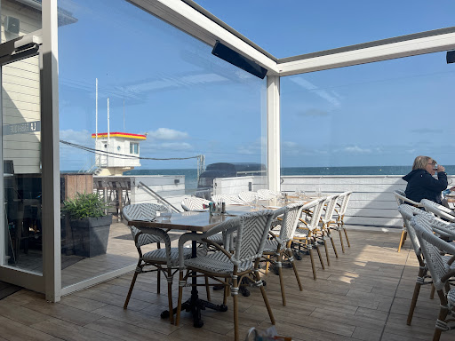 Situé sur la Côte de Nacre au sein de la station balnéaire de Lion sur Mer