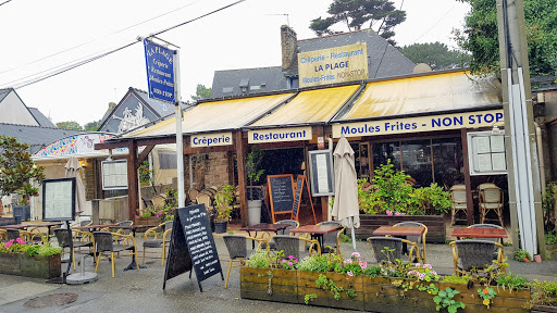 La Crêperie de La Plage vous accueille à deux pas de l'océan et vous propose diverses spécialités bretonnes