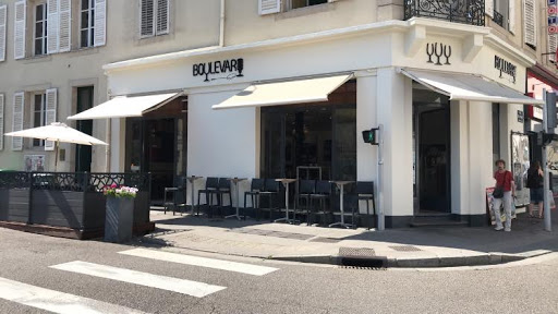 Boulevard est un lieu convivial et chaleureux qui vous accueille le matin pour le petit-déjeuner